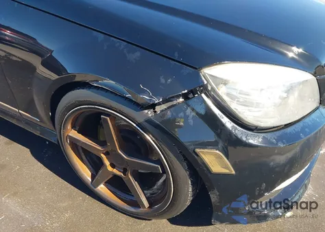 2011 Mercedes-Benz C 300 Luxury/Sport z USA, uszkodzony, nr VIN WDDGF5EB8BR183575